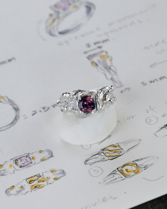 925 sterling silver unique ring with 18K yellow gold accents and a colour-changing garnet