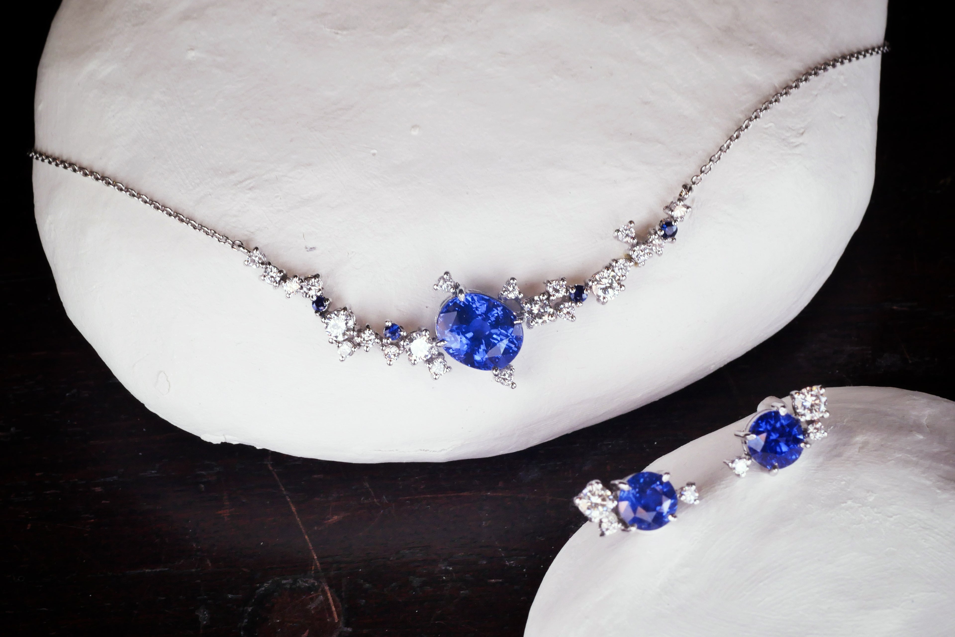 Si Dian Jin 18K white gold set of earrings and necklace with cornflower blue sapphires